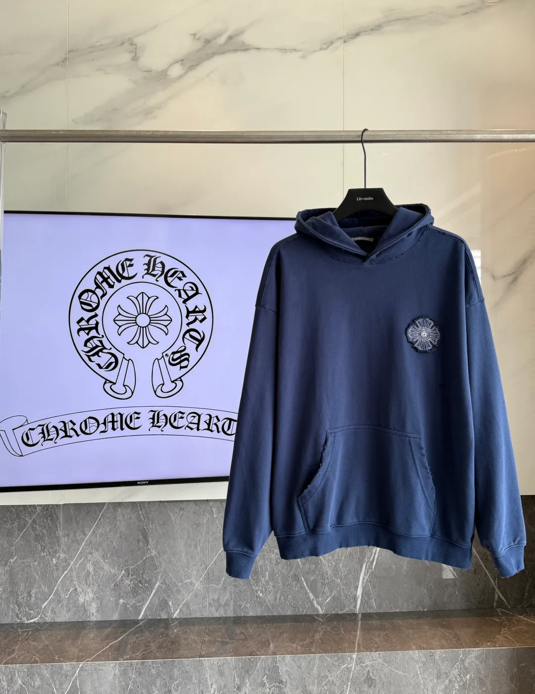 P320 🔥🔥🔥ceiling level 𝗖𝗵𝗿𝗼𝗺𝗲 𝗛𝗲𝗮𝗿𝘁𝘀/Cro Heart 2025 cross patch embroidery summer new original single counter American acid washed distressed laser burnt patch embroidery couple casual hooded sweatshirt 👑The highest version! Customized fabric 440g tripe terry fabric! American acid-washed and distressed original fabric laser burnt ✟appliqué embroidery and exquisite embroidery of letters! The best-selling model at the counter. It is very comfortable to wear. It is low-key yet luxurious. It is very classy when worn. The large size and tailoring are needless to say. The upper body is exquisite and vivid. 👍High-end first-class materials. A truly palace-level product. The cotton from Turkey is of outstanding quality. After heavy washing, the clothes are very soft! Not picky, the upper body is absolutely stylish and extremely luxurious. Auxiliary materials: The original model has been authenticated and labeled ➕100% silk washed with water label. Genuine purchase-grade original hangtag➕matching hanging rope➕3D hanging beads➕original packaging bag. Craftsmanship: The original version has consistent wiring! The highest version of the armhole matching technique! Countless times of pattern making to 100% restore the original appearance! The correct version is the same for men and women, super eye-catching, super good-looking, and super atmospheric! Color: White Black Royal Blue Size: S-XL